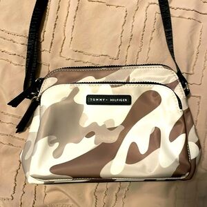 Tommy Hilfiger Women's Crossbody Bag Nylon Camouflage. NWT